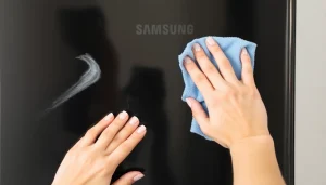 Read more about the article Czym czyścić czarną lodówkę Samsung, by lśniła bez smug? Prosty poradnik!
