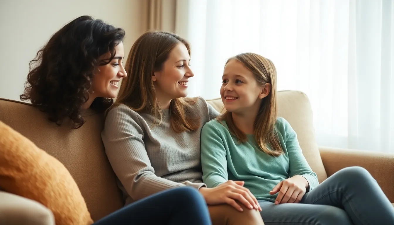 Kobieta i jej nastoletnia córka siedzą na kanapie, a mama delikatnie trzyma jej rękę, co symbolizuje jak odbudować relacje z dzieckiem.
