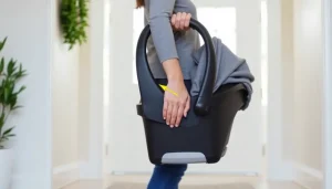 Prawidłowy sposób, jak nosić fotelik samochodowy – rodzic stosuje ergonomiczną technikę, by chronić swój kręgosłup.